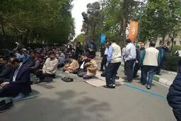 حجت‌الاسلام رئیسی نماز جمعه را در بين مردم عادی خواند + عكس