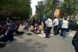 حجت‌الاسلام رئیسی نماز جمعه را در بين مردم عادی خواند + عكس