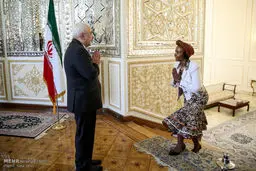 خوش آمد گویی خاص ظریف به خانم وزیر/عکس