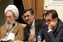احمدی‌نژاد در جلسه مجمع تشخیص به چه موضوعی می‌خندید؟ + عکس