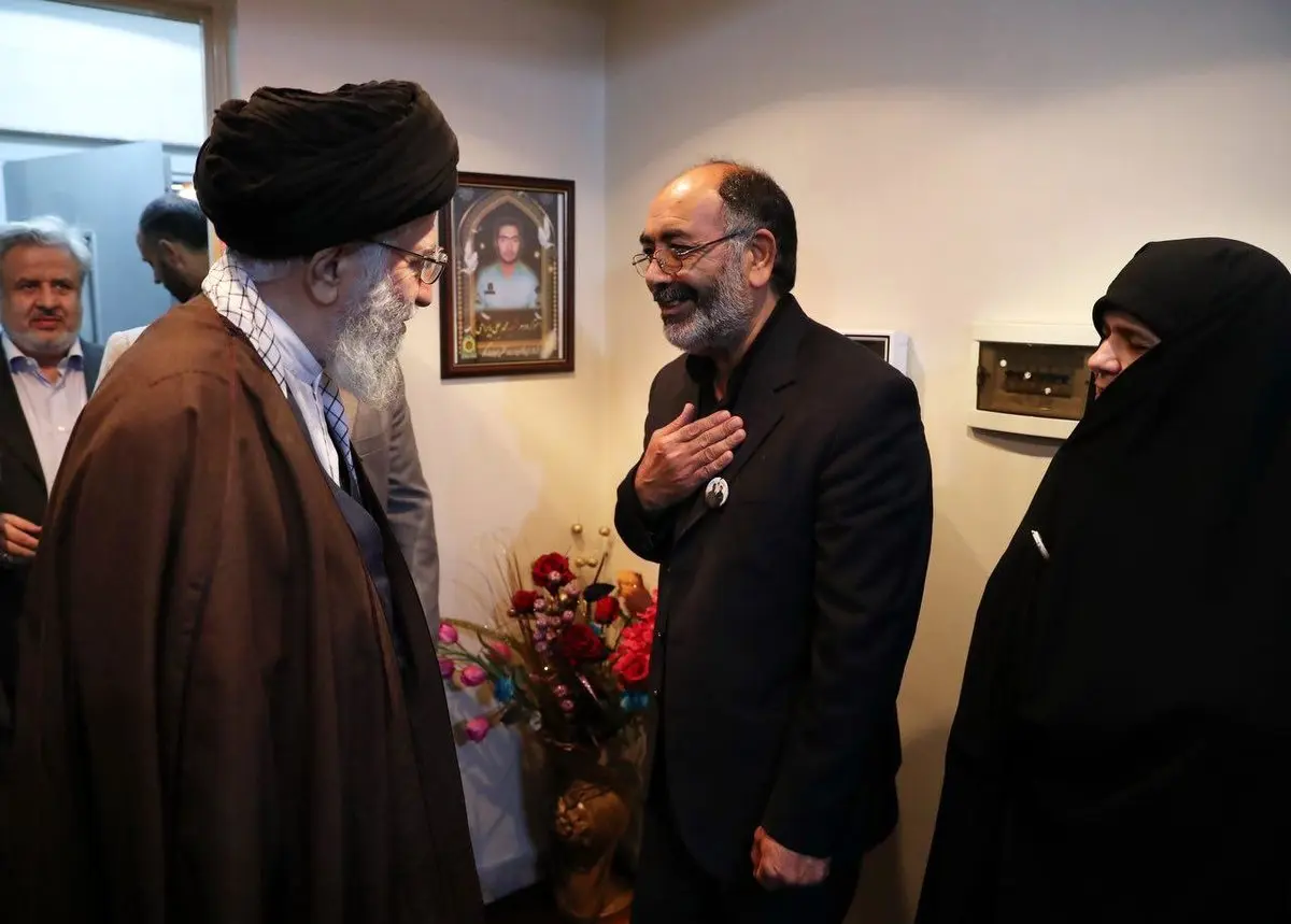 تصویری از ورود رهبرانقلاب به منزل شهید اغتشاشات خیابان پاسداران