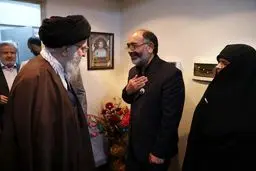 تصویری از ورود رهبرانقلاب به منزل شهید اغتشاشات خیابان پاسداران