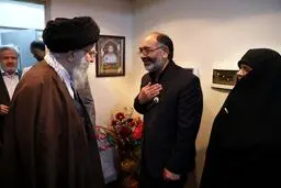 تصویری از ورود رهبرانقلاب به منزل شهید اغتشاشات خیابان پاسداران