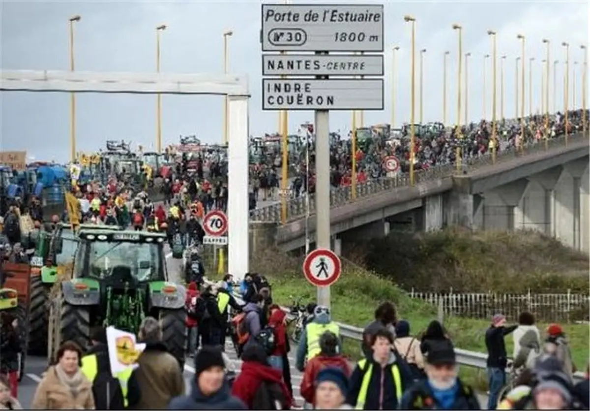 مردم فرانسه با تراکتور به خیابان‌ها ریختند!/عکس