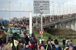 مردم فرانسه با تراکتور به خیابان‌ها ریختند!/عکس