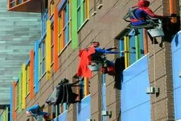 لباس عجیب کارگران در بیمارستان سرطان کودکان/عکس