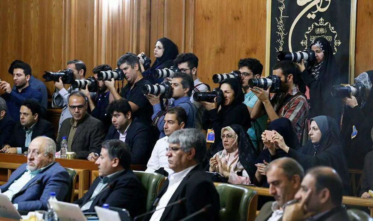 تصویری از حضور گسترده عکاسان در صحن علنی شورا