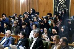 تصویری از حضور گسترده عکاسان در صحن علنی شورا