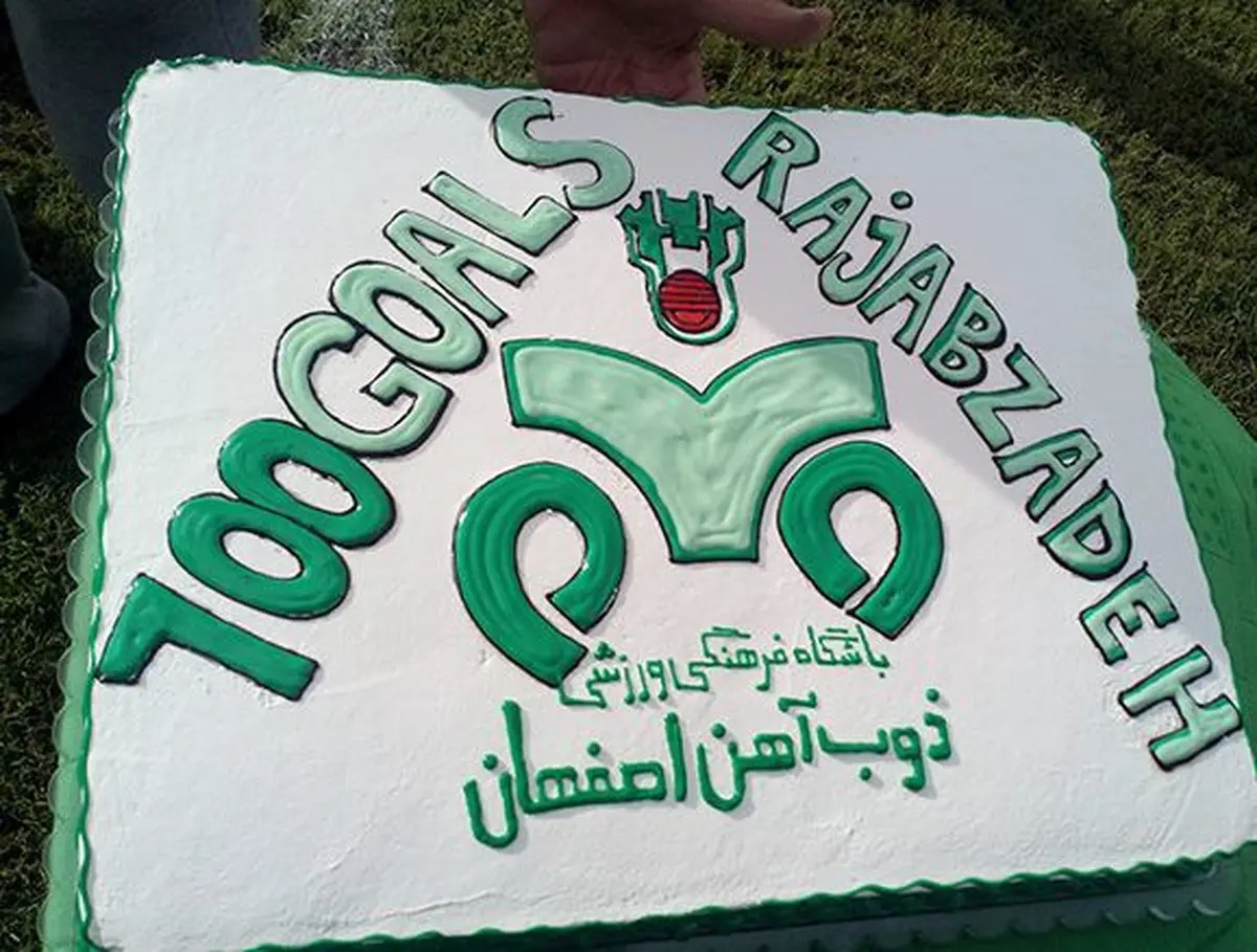 پرتاب مهدی رجب زاده به آسمان اصفهان (عکس)