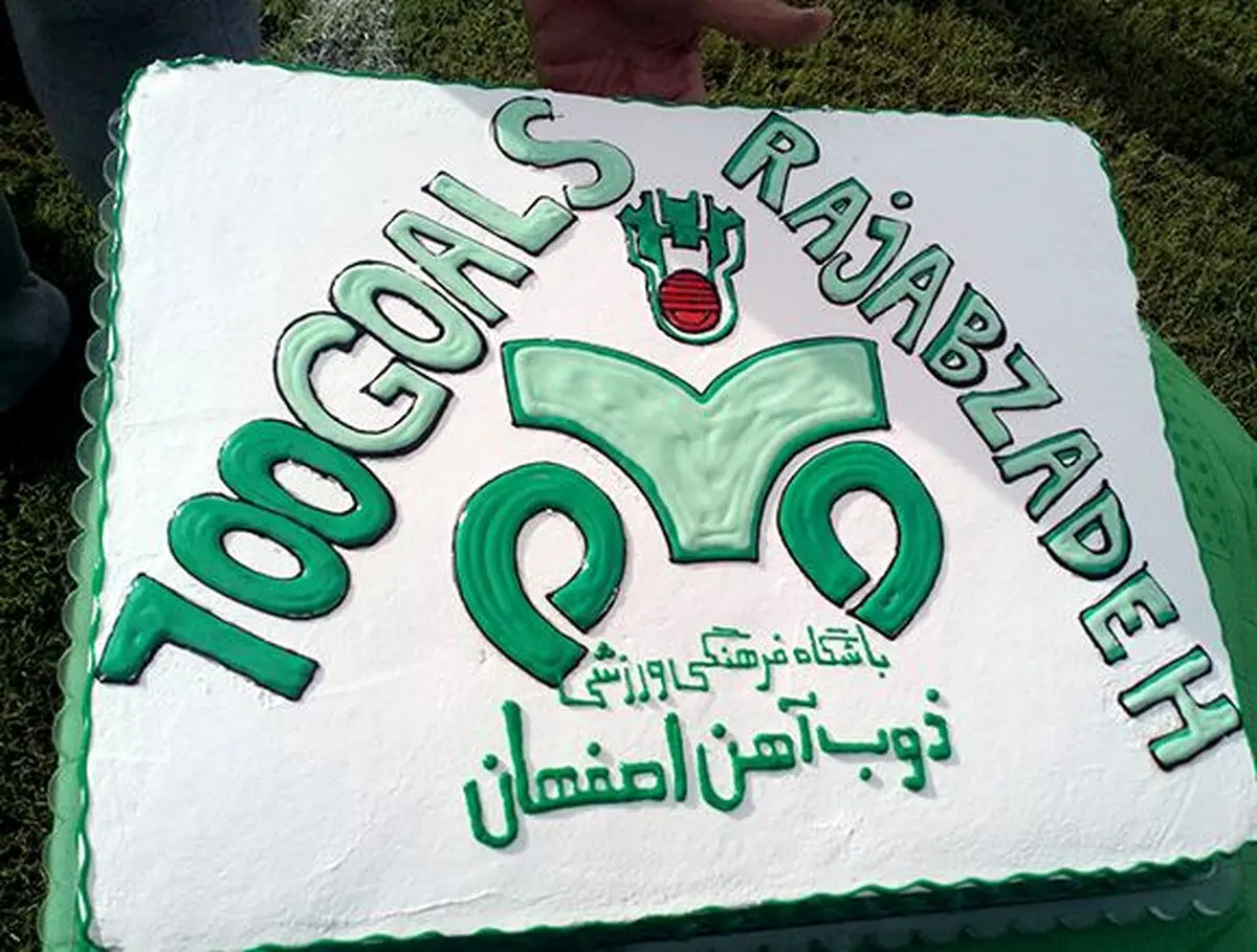 پرتاب مهدی رجب زاده به آسمان اصفهان (عکس)