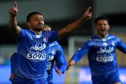 امید ا براهیمی قراردادش را با استقلال تمدید کرد