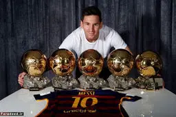 مسی با توپ طلا به نیوکمپ رفت/ تصاویر