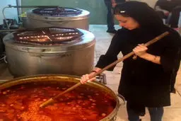 نفیسه روشن پای دیگ نذری + عکس