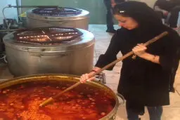 نفیسه روشن پای دیگ نذری + عکس