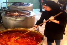 نفیسه روشن پای دیگ نذری + عکس