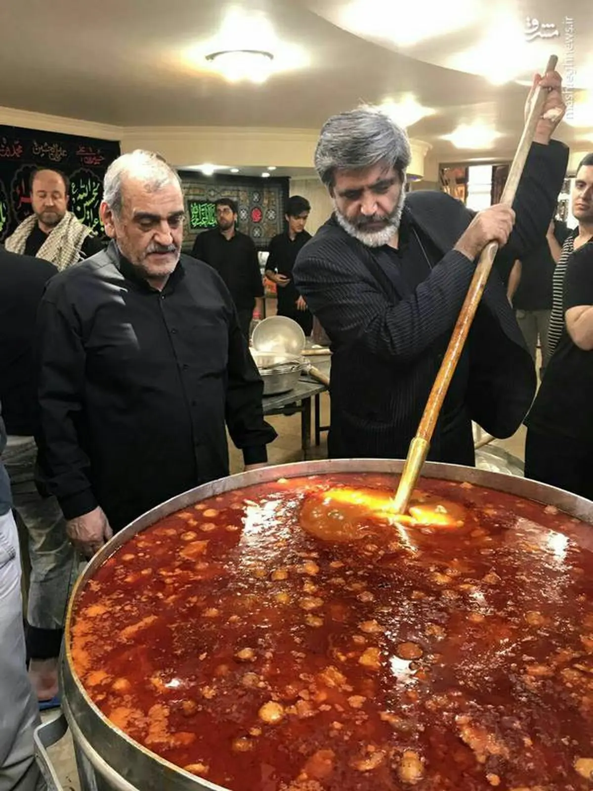 مداح مشهور پای دیگ قیمه امام حسین(ع) / عکس