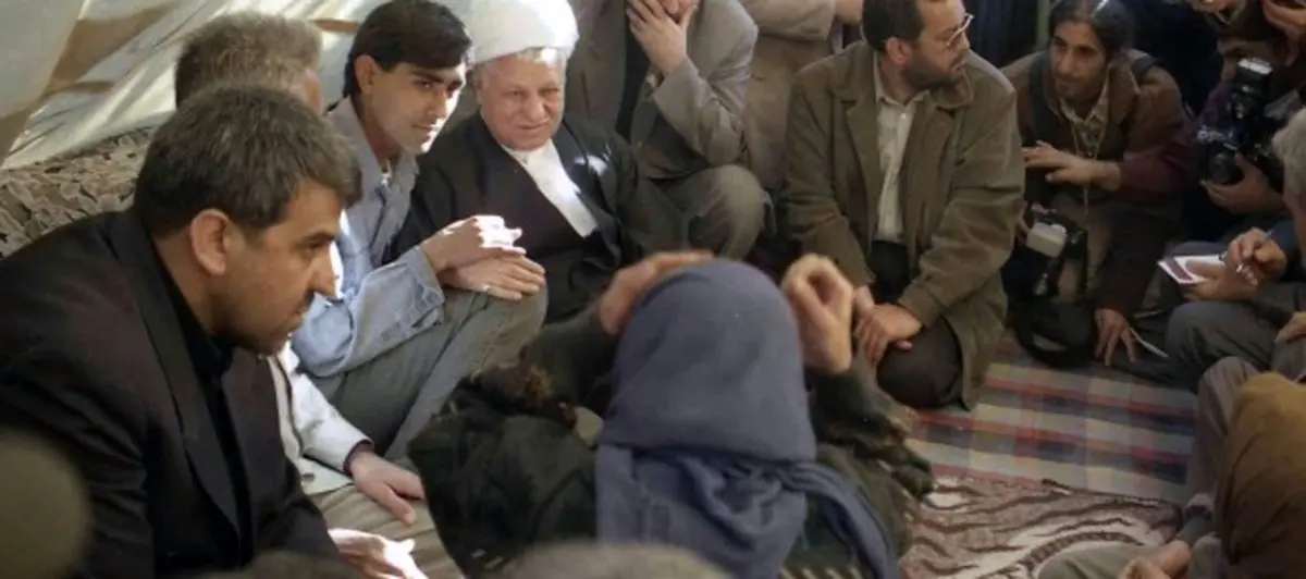 تصویری از حضور هاشمی رفسنجانی در چادر زلزله زدگان بم