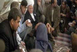 تصویری از حضور هاشمی رفسنجانی در چادر زلزله زدگان بم