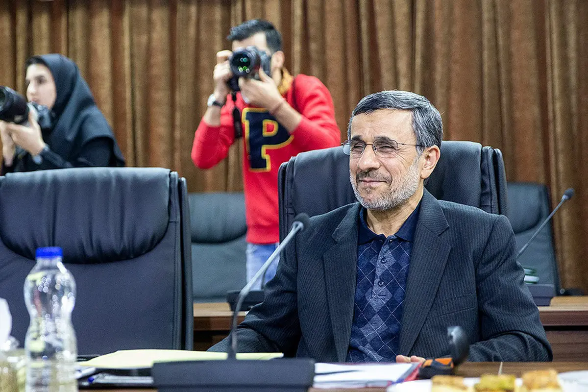 تصاویر / احمدی نژاد پشت به دوربین ها