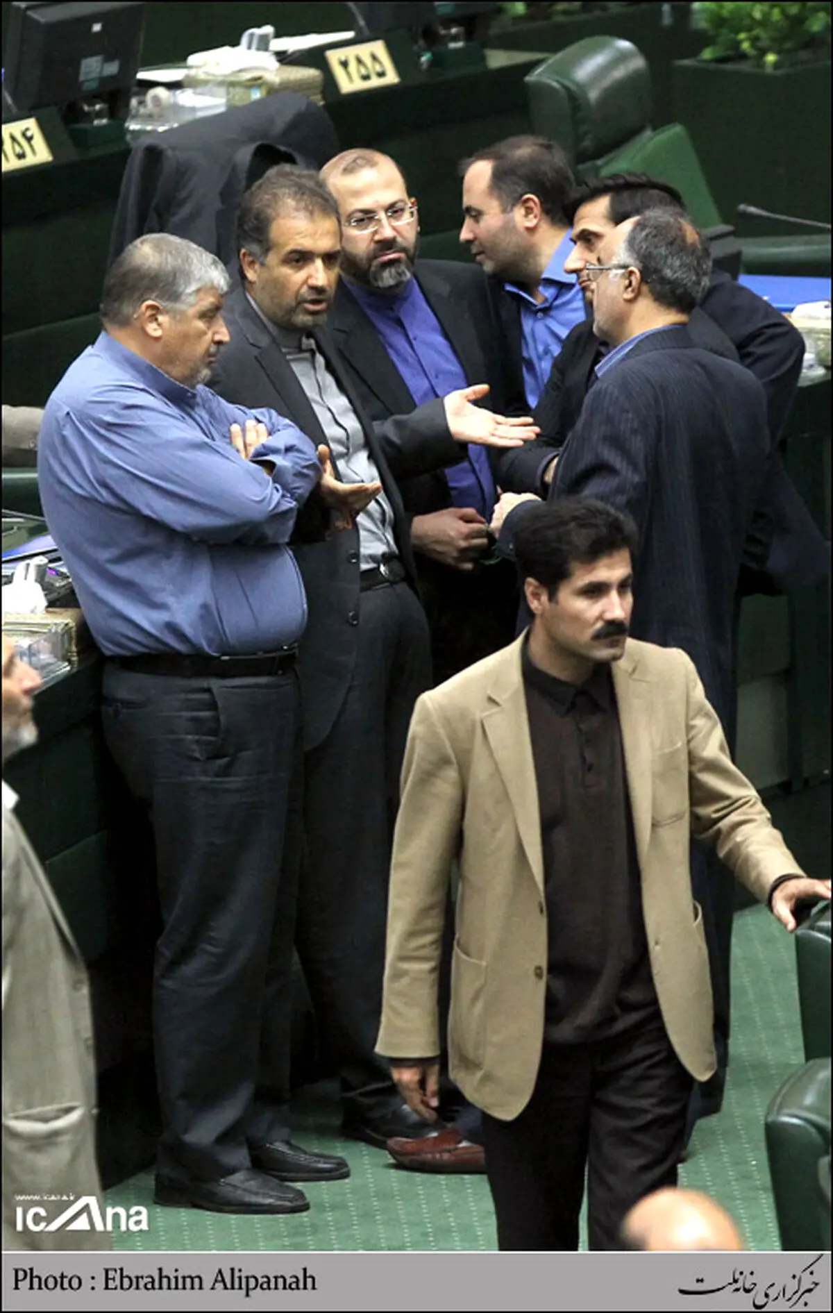 گعده نمایندگان در صحن علنی مجلس/ عکس