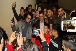 عکس / تلاش هواداران برای سلفی گرفتن با سرمربی استقلال