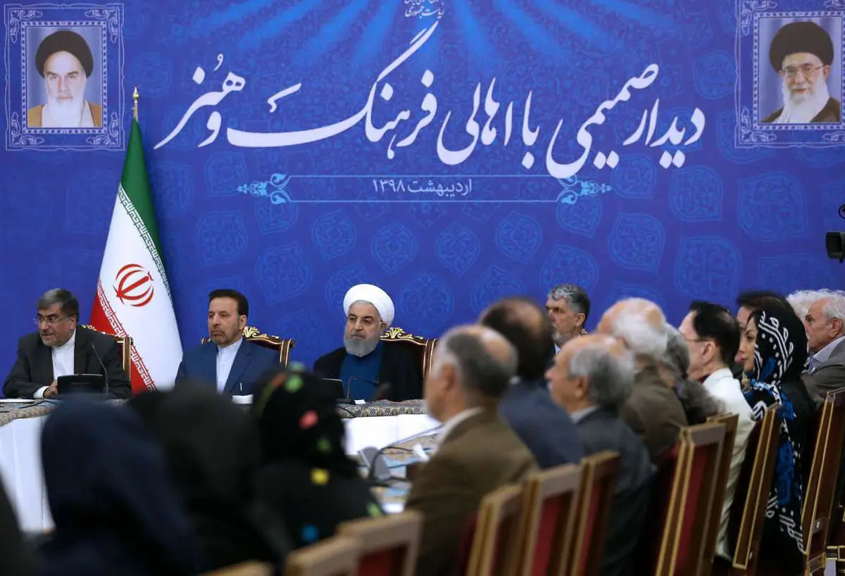 تصاویر/ دیدار صمیمی روحانی با جمعی از اصحاب فرهنگ و هنر