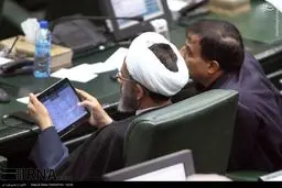 تلگرام چک کردن یک نماینده در صحن علنی/عکس