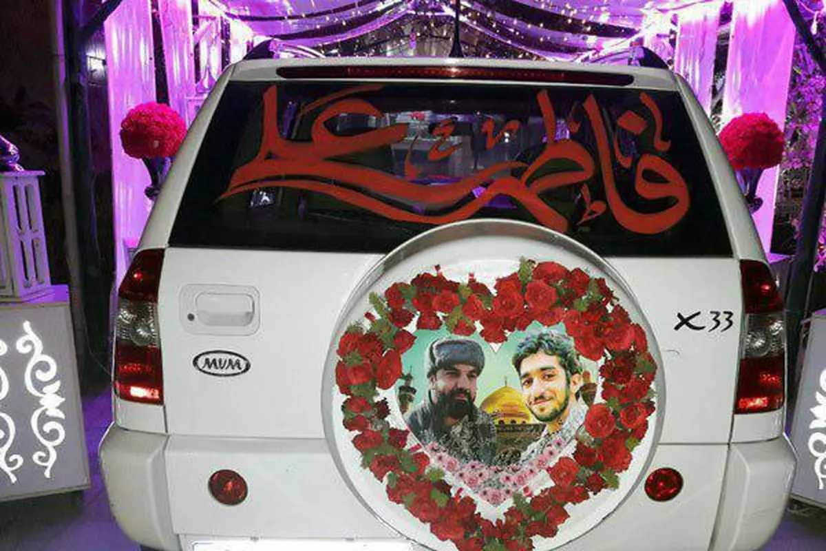 ماشین عروس زوج شهر قدسی مزین به تصاویر شهید «محسن حججی» و «کریمی»