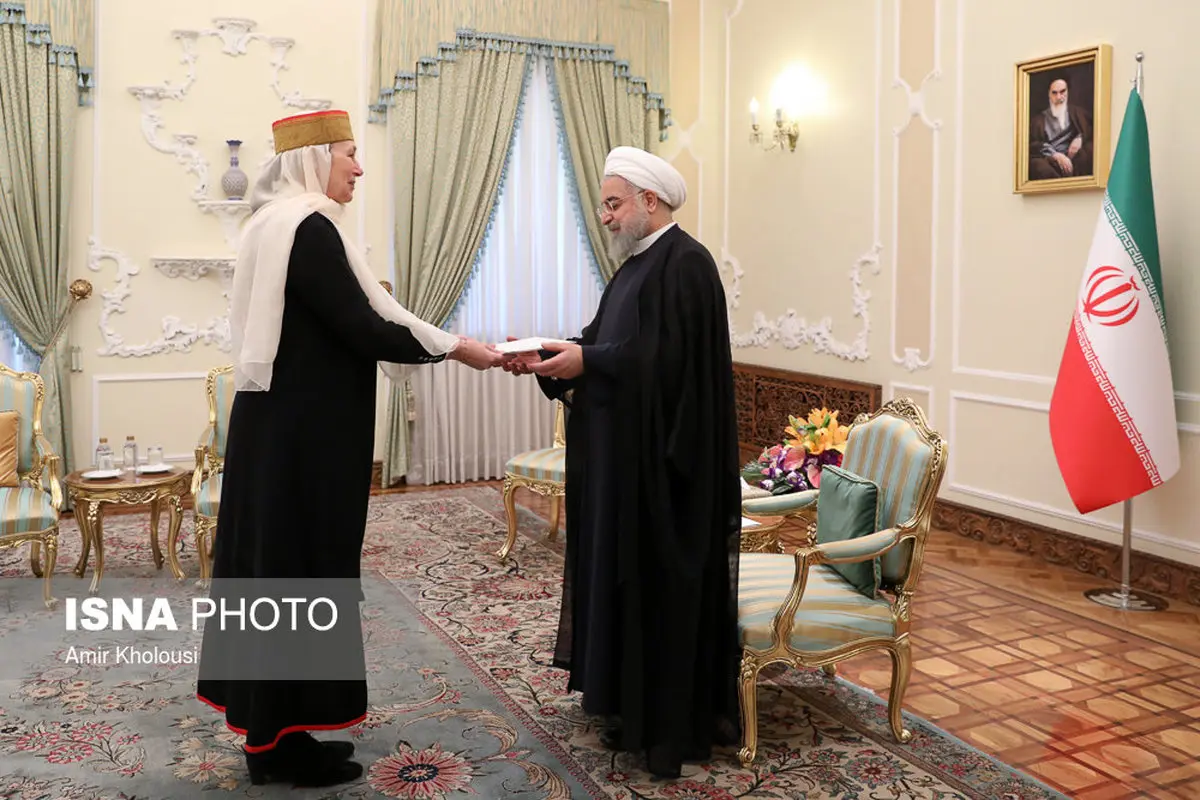 پوشش جالب خانم سفیر در دیدار با حسن روحانی/تصاویر