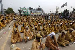 ضرب‌الاجل اسلام‌گرایان پاکستان به عمران خان برای استعفا