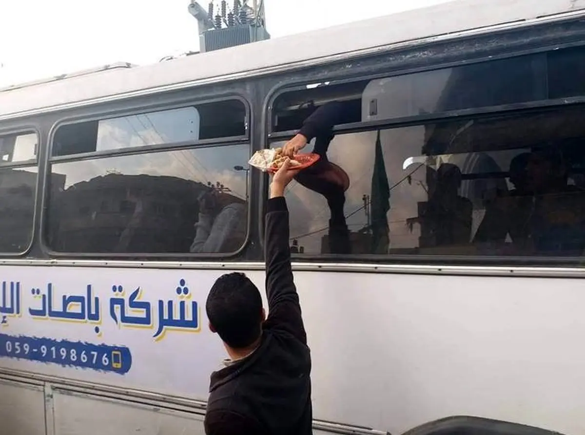 توزیع شیرینی پس از استعفای وزیرجنگ صهیونیست‌ها / تصاویر