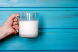 چرا با خوردن شیر دل پیچه می‌گیرم؟