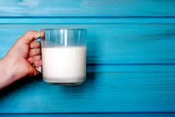 چرا با خوردن شیر دل پیچه می‌گیرم؟