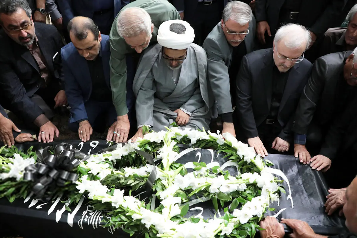 تصاویر / مراسم تدفین و ختم مادر دکتر نمکی در کاشان