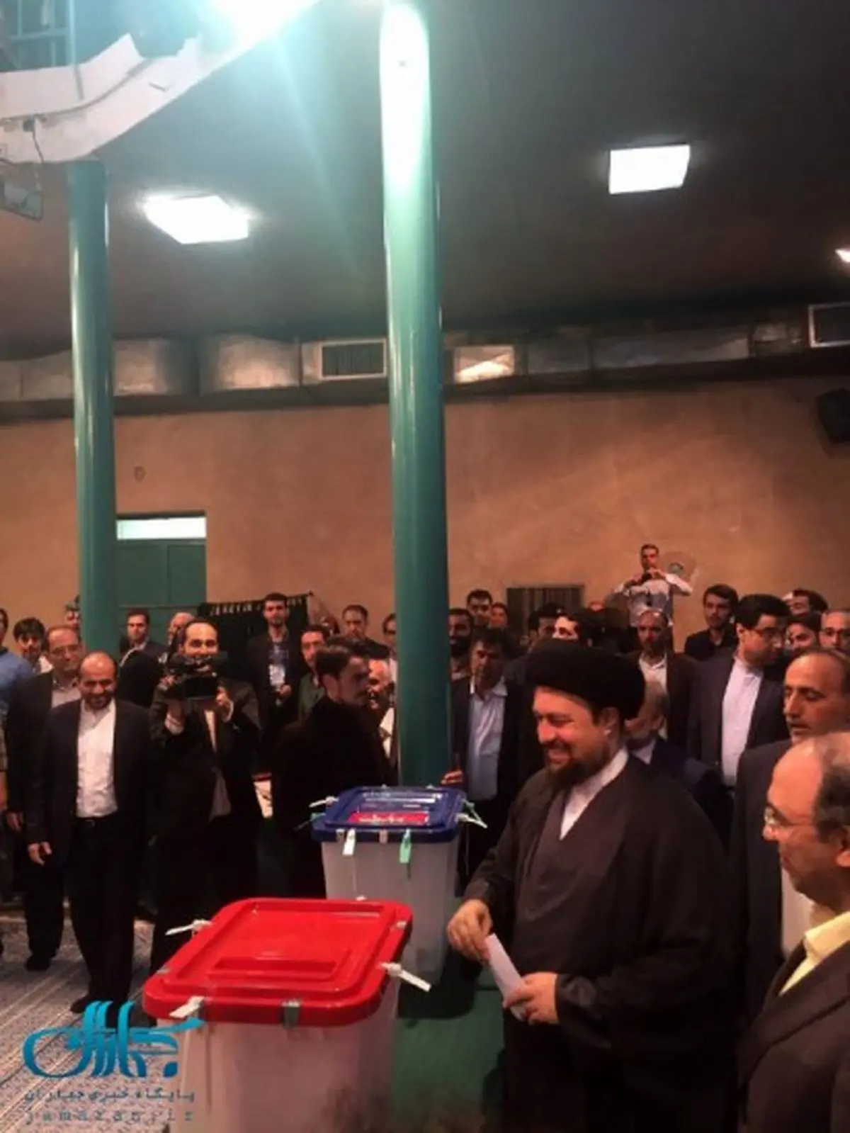 سید حسن خمینی رای خود را به صندوق انداخت/عکس