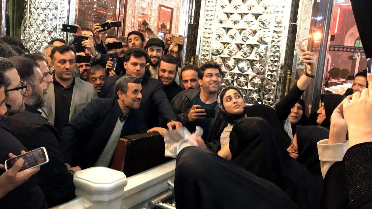 سلفی با محمود احمدی‌نژاد در حرم عبدالعظیم/تصاویر