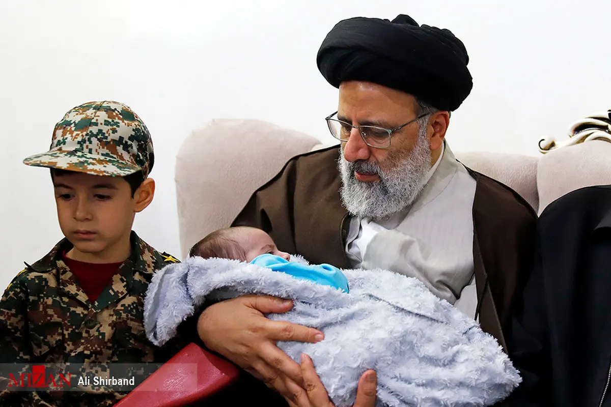 عکس / فرزند شهید در آغوش رئیس دستگاه قضا