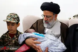 عکس / فرزند شهید در آغوش رئیس دستگاه قضا