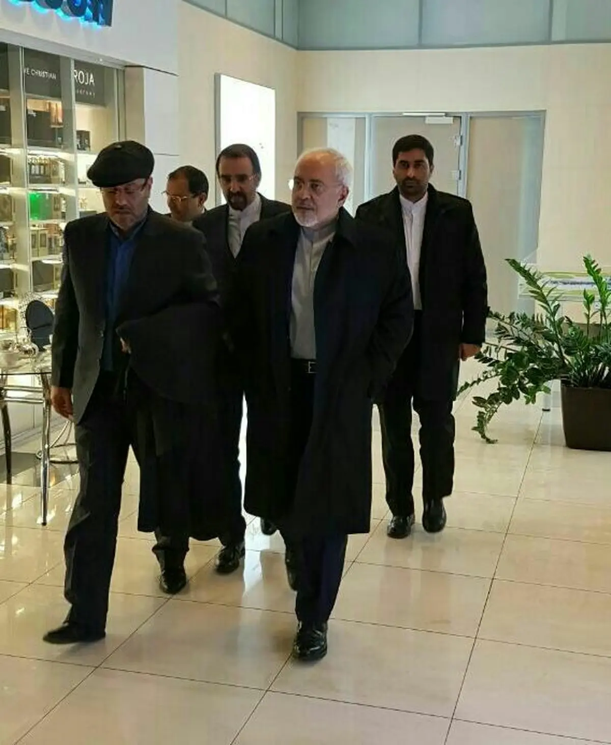 تیپ متفاوت وزیر دفاع در فرودگاه/عکس