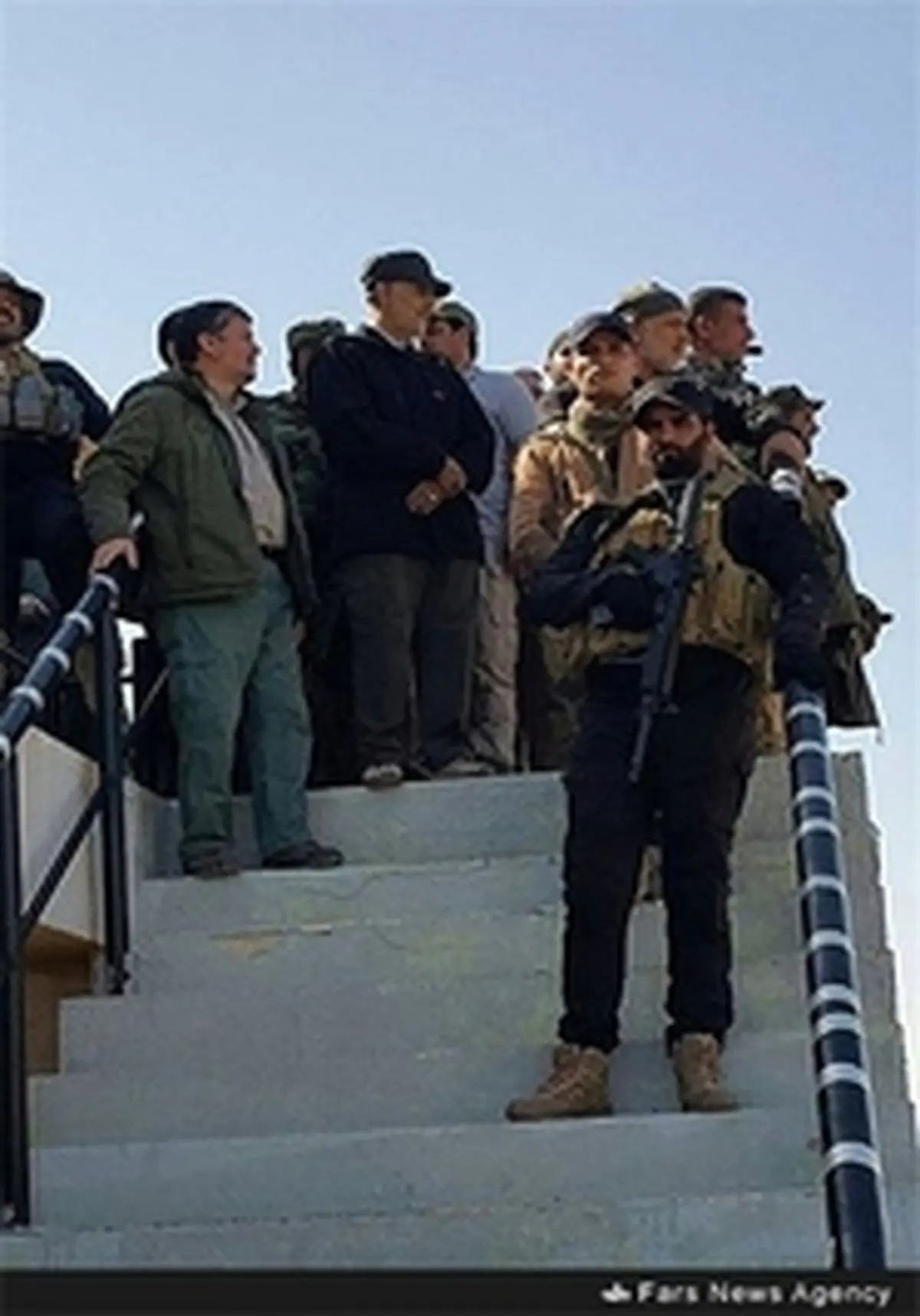 تصاویر استقبال فرماندهان عراقی از سردار سلیمانی بعد از ورود به شهر تکریت