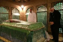عکسی از سردار قاسم سلیمانی داخل ضریح امام رضا(ع)