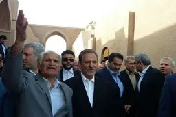 تصویری از بازدید اسحاق جهانگیری از روند بازسازی ارگ تاریخی بم