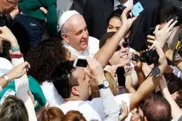 این همه سلفی با پاپ! /تصاویر