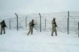 مرزبانی از ایران در سرمای زیر صفر درجه/ عکس