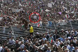 فرزند شهید «بی‌کار» در سخنرانی روحانی/ عکس