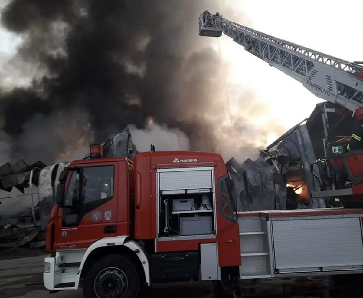 بزرگترین کارخانه تولید ادویه آتش گرفت/ تصاویر