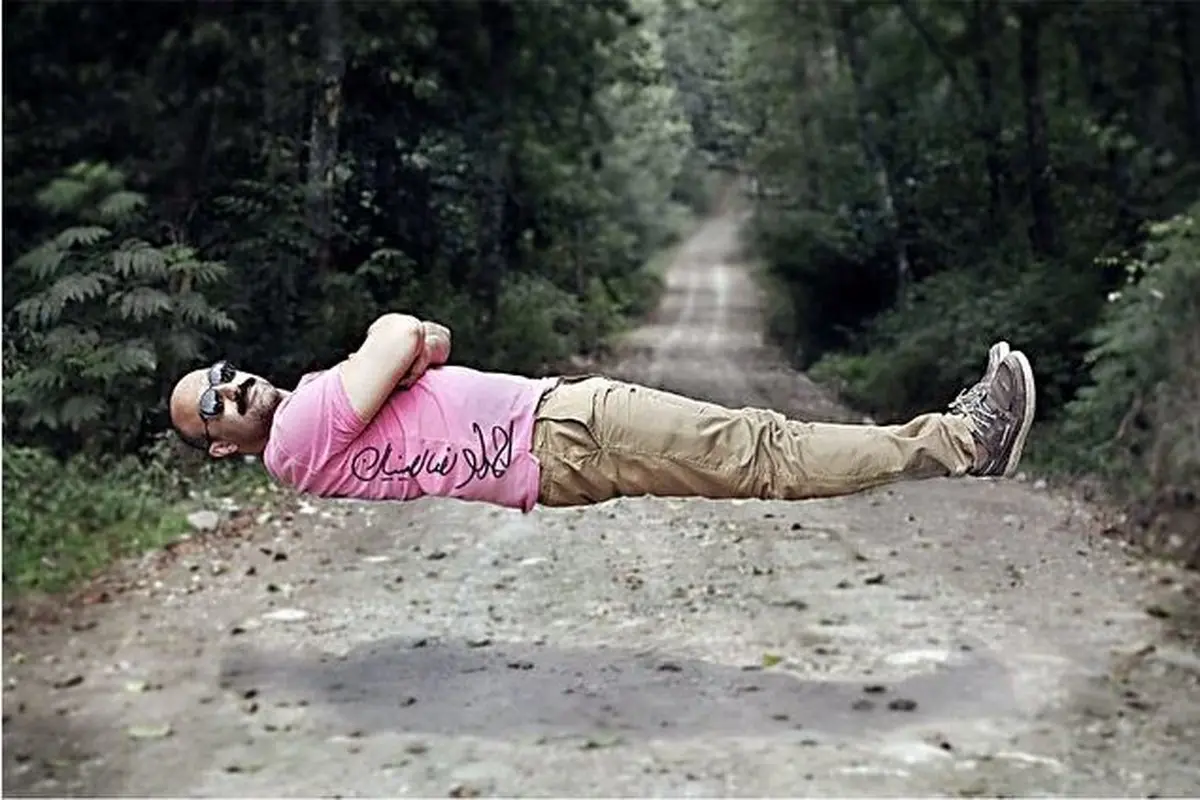خوابیدن نقی در وسط جاده/ عکس
