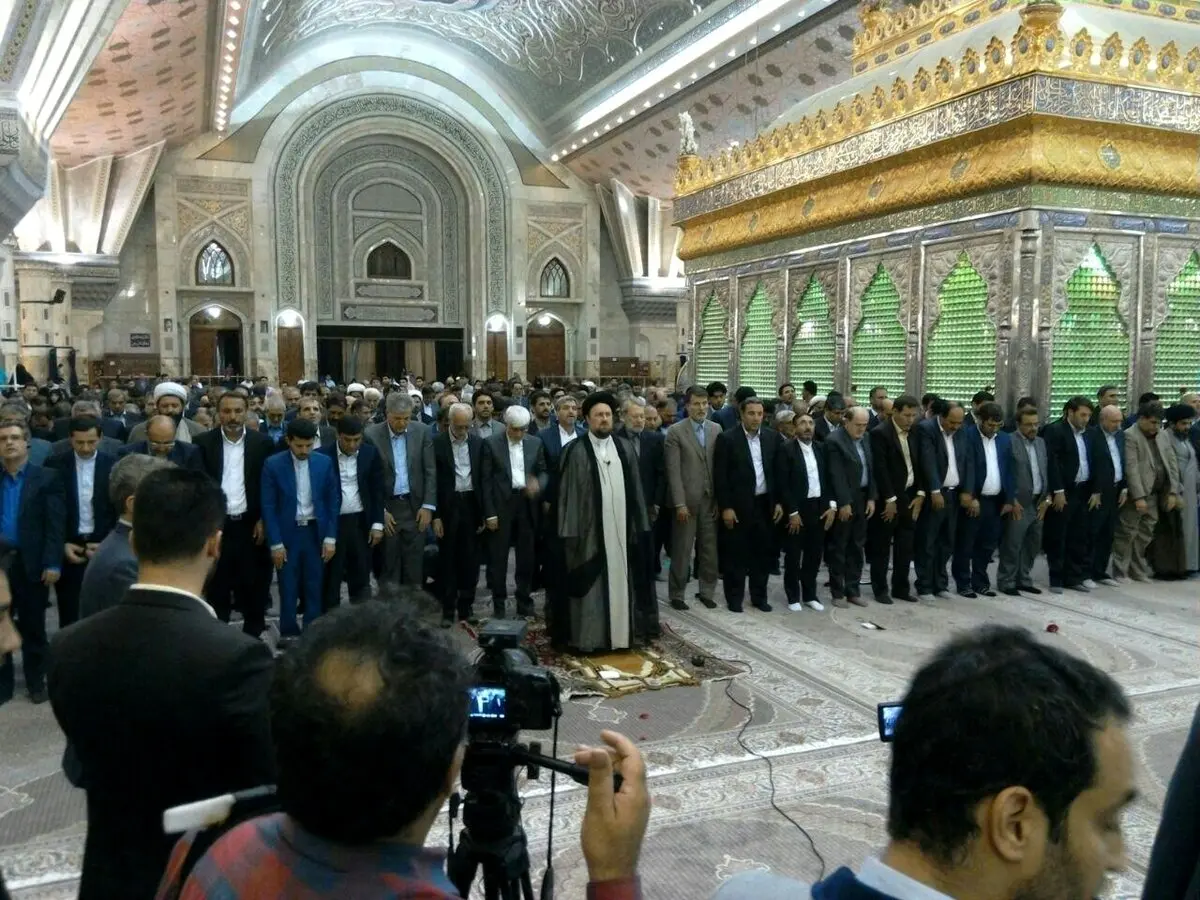 اقتدای نمایندگان مجلس به سیدحسن خمینی/ عکس
