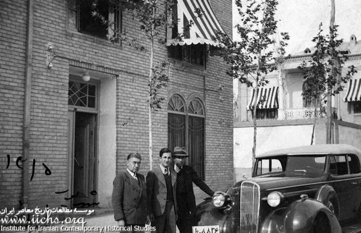 تصویری تاریخی از بچه پولدارهای تهران در کنار خودروی گرانقیمتشان!/عکس