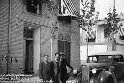 تصویری تاریخی از بچه پولدارهای تهران در کنار خودروی گرانقیمتشان!/عکس